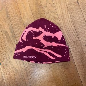 Arcteryx beanie 
Grotto toque
Colorway: Bordeaux/Turbo
Brand new, never worn.